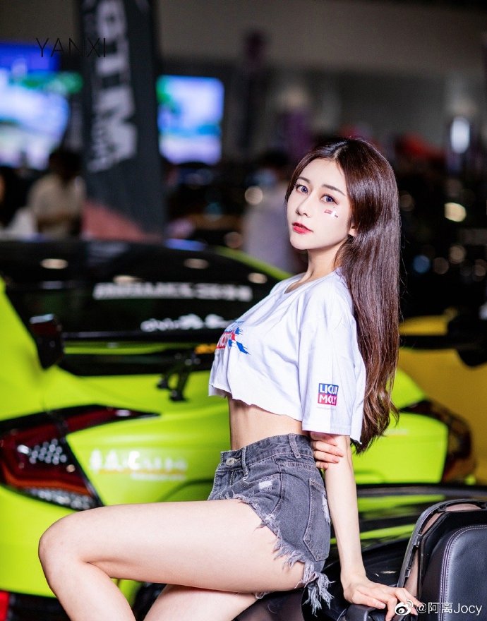 高挑有型美女车模细腰长腿图片