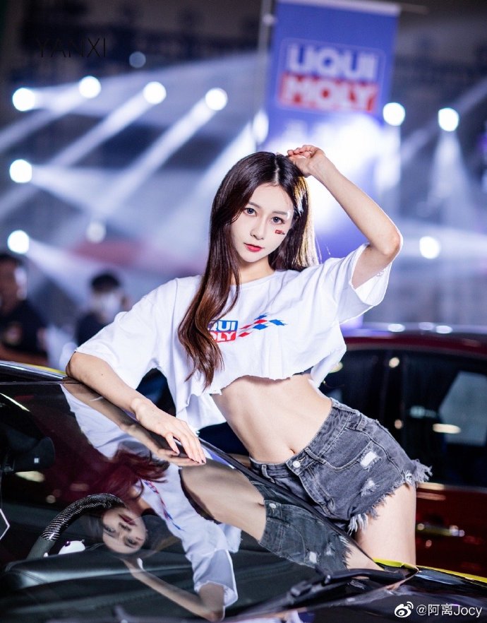 高挑有型美女车模细腰长腿图片