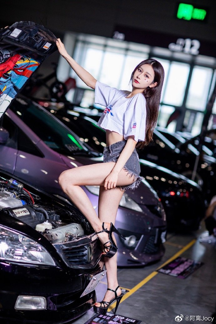 高挑有型美女车模细腰长腿图片