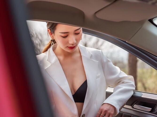 美女车模深沟美乳性感火辣私拍