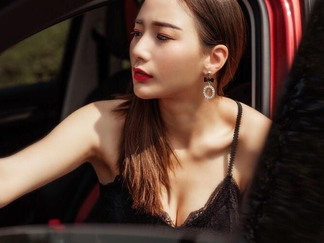 美女车模深沟美乳性感火辣私拍