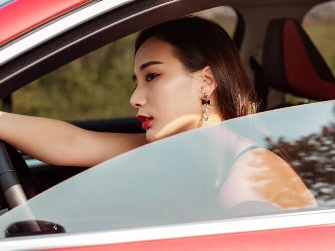 美女车模深沟美乳性感火辣私拍