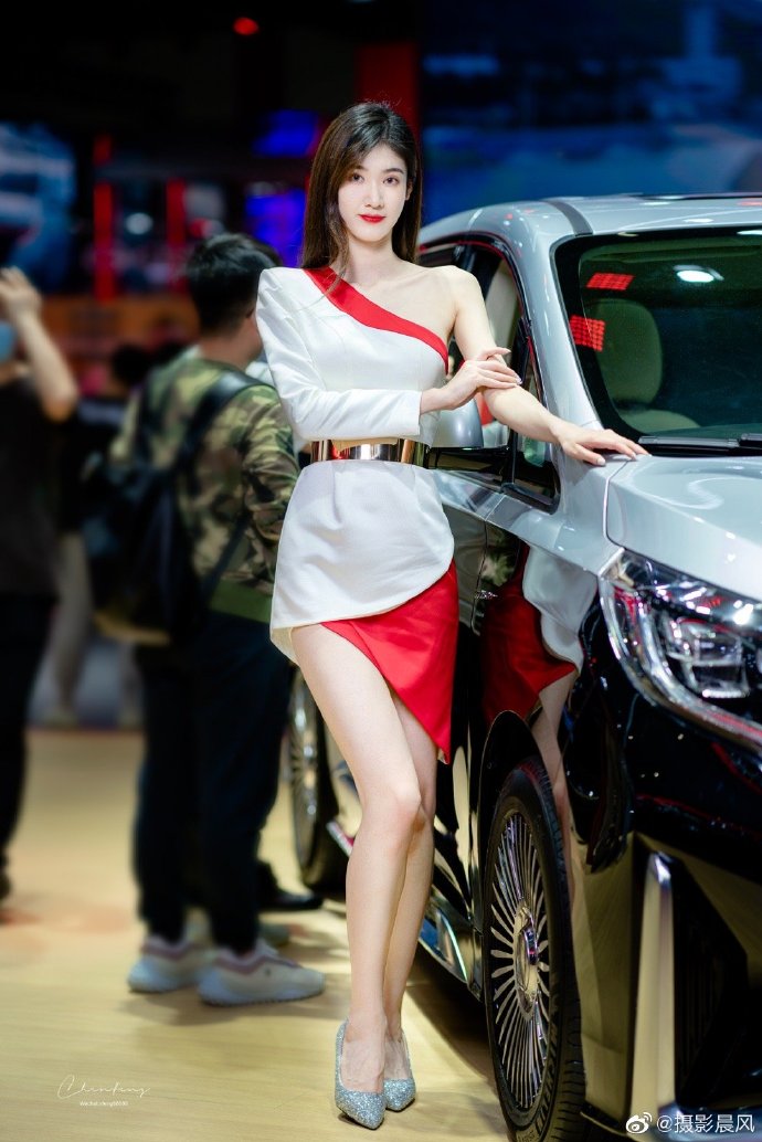 美女车模香肩美腿性感迷人写真