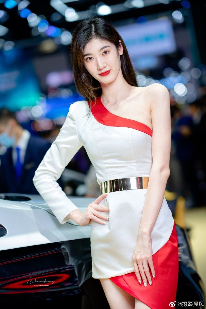 美女车模香肩美腿性感迷人写真