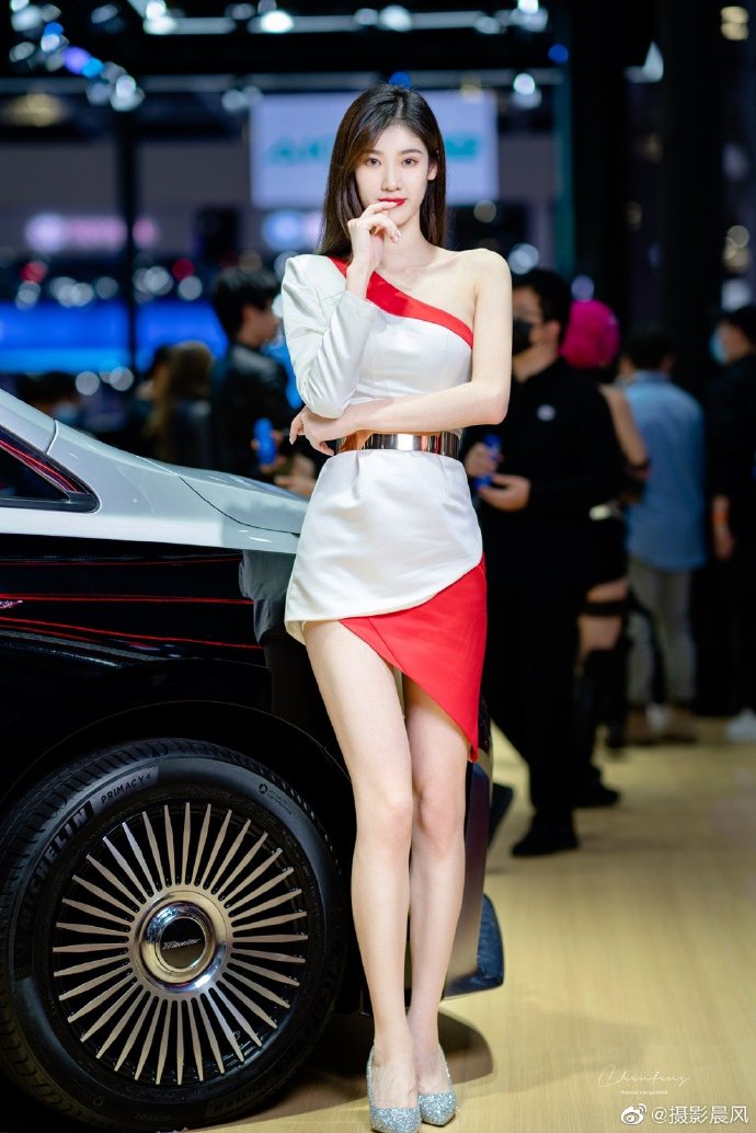 美女车模香肩美腿性感迷人写真