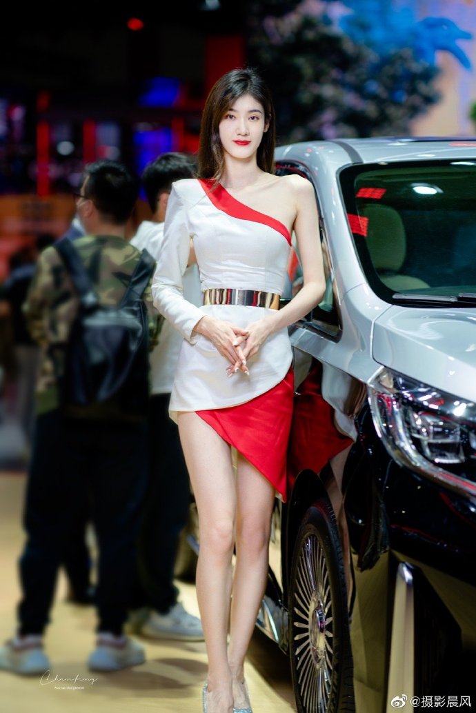 美女车模香肩美腿性感迷人写真