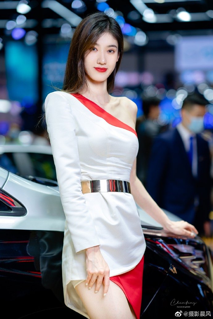 美女车模香肩美腿性感迷人写真