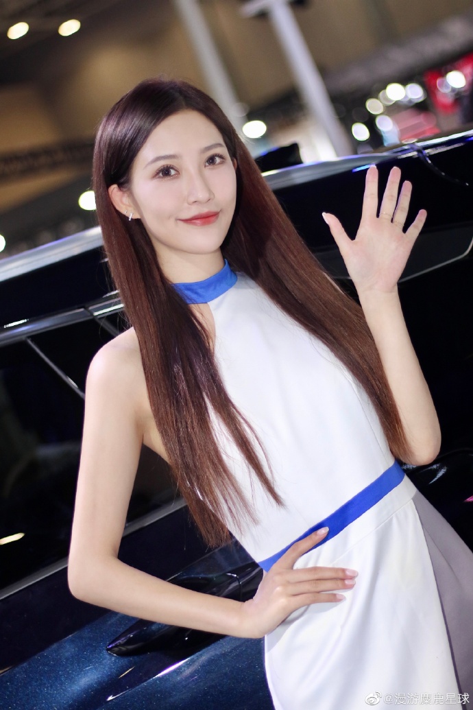 短裙美女车模香肩美腿迷人写真