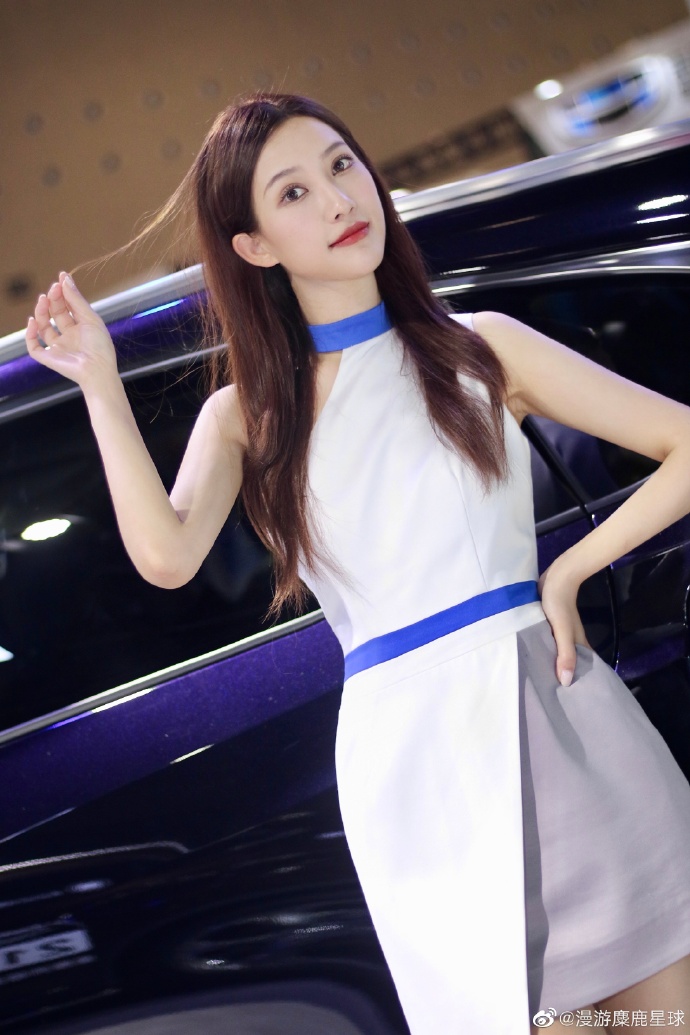 短裙美女车模香肩美腿迷人写真