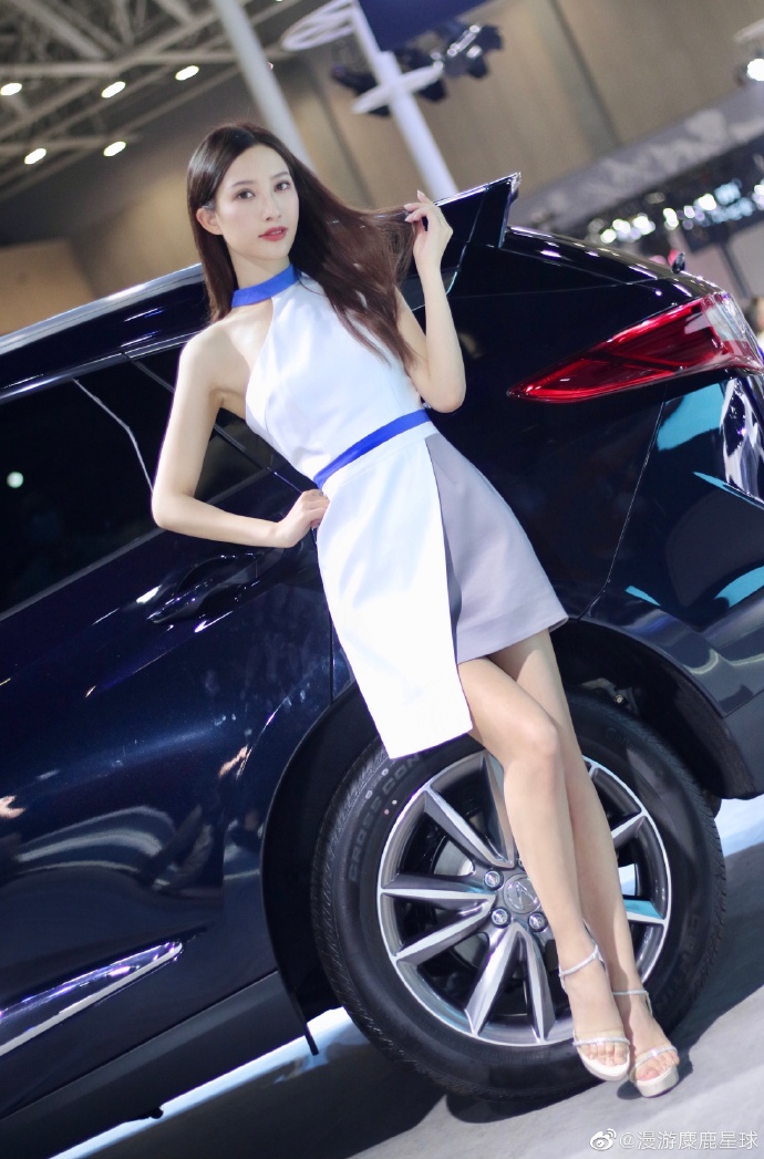 短裙美女车模香肩美腿迷人写真