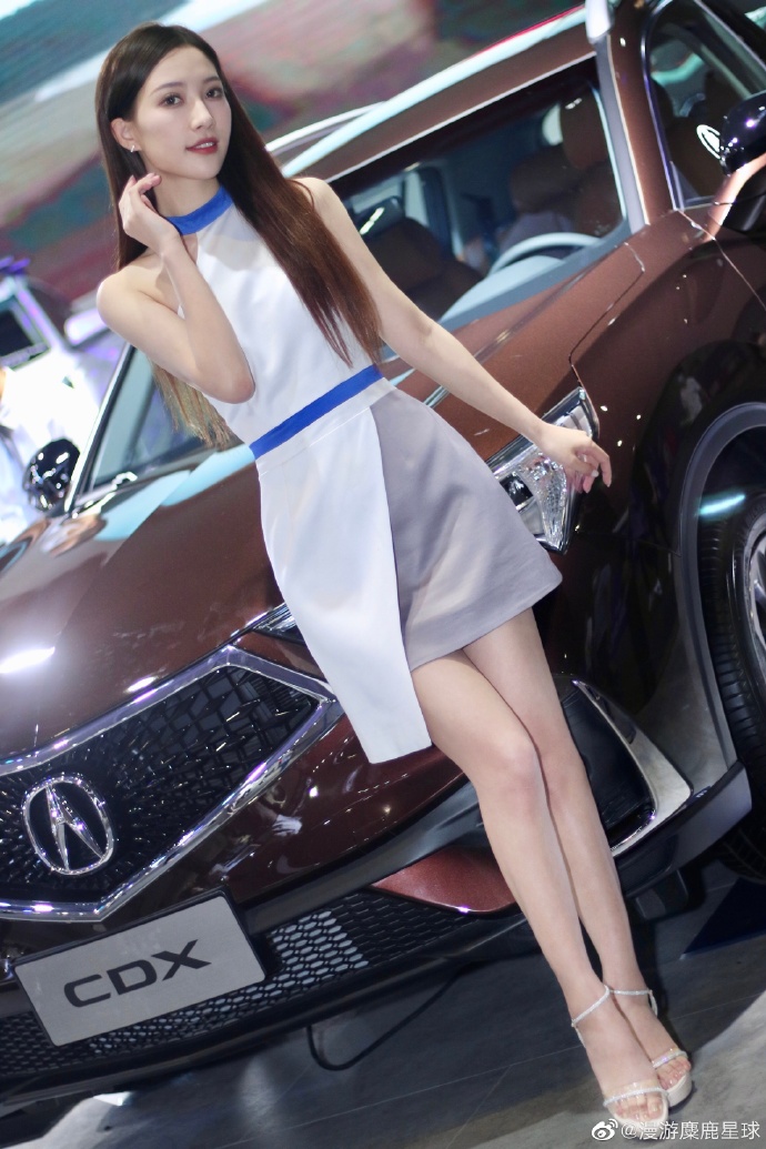 短裙美女车模香肩美腿迷人写真