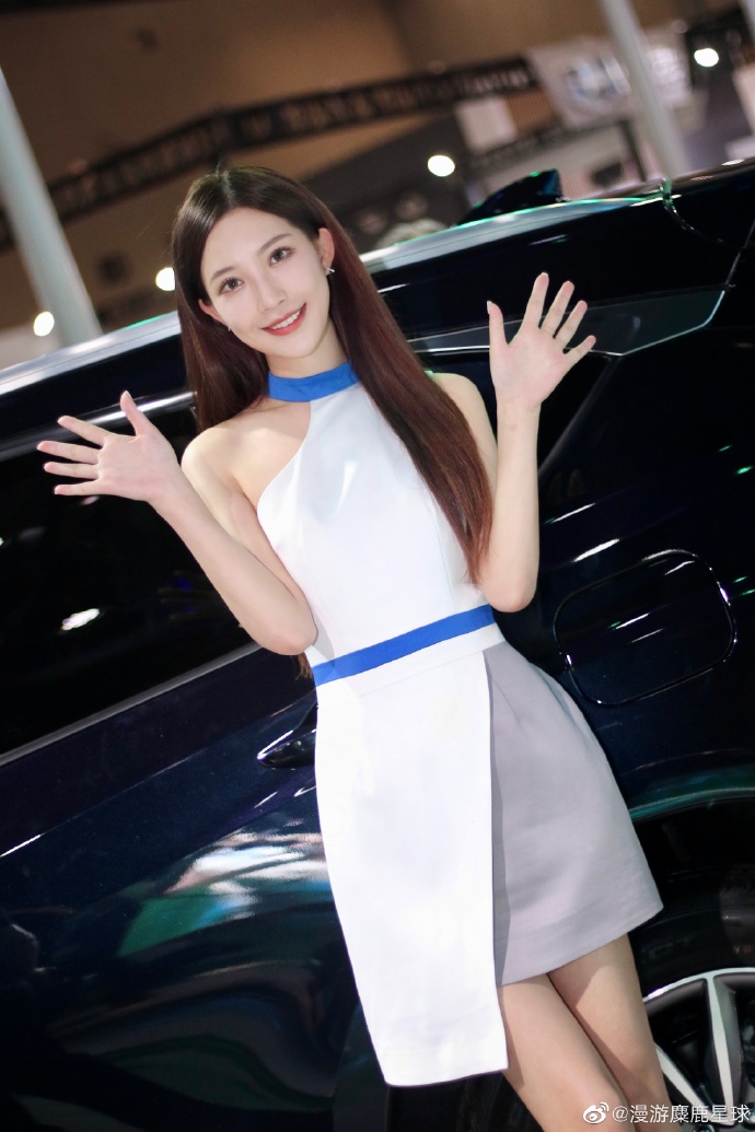 短裙美女车模香肩美腿迷人写真