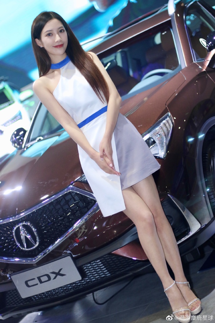 短裙美女车模香肩美腿迷人写真