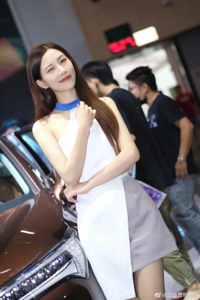 短裙美女车模香肩美腿迷人写真