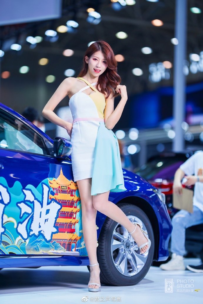 美女车模深沟美乳高跟美腿私拍