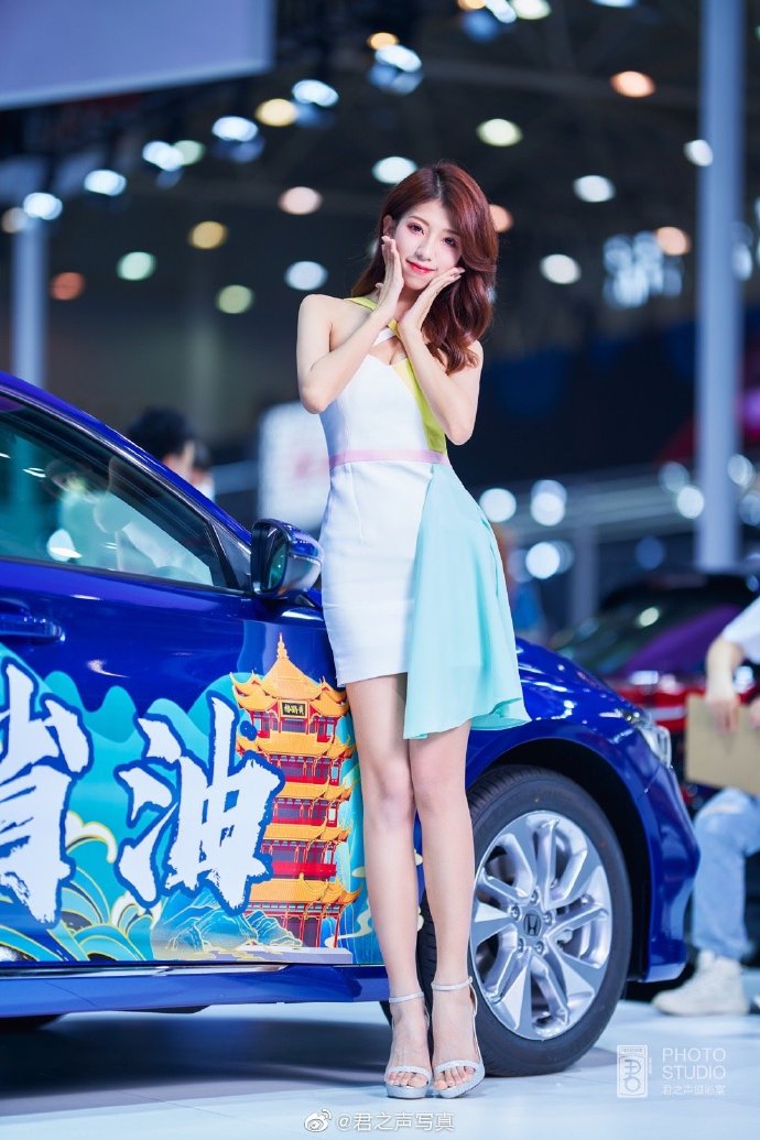 美女车模深沟美乳高跟美腿私拍