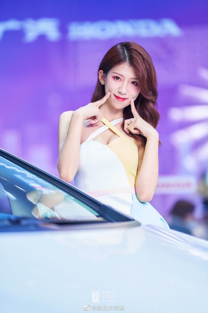 美女车模深沟美乳高跟美腿私拍