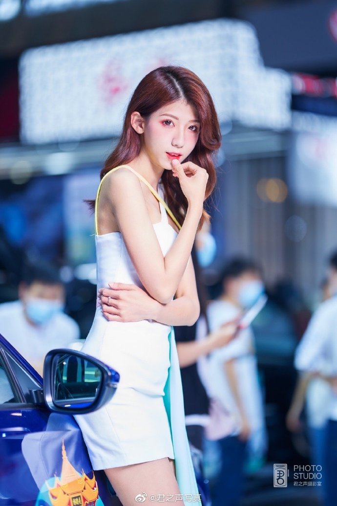 美女车模深沟美乳高跟美腿私拍