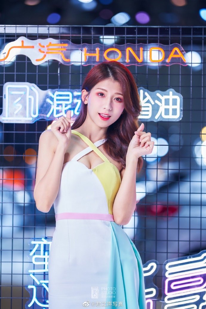 美女车模深沟美乳高跟美腿私拍