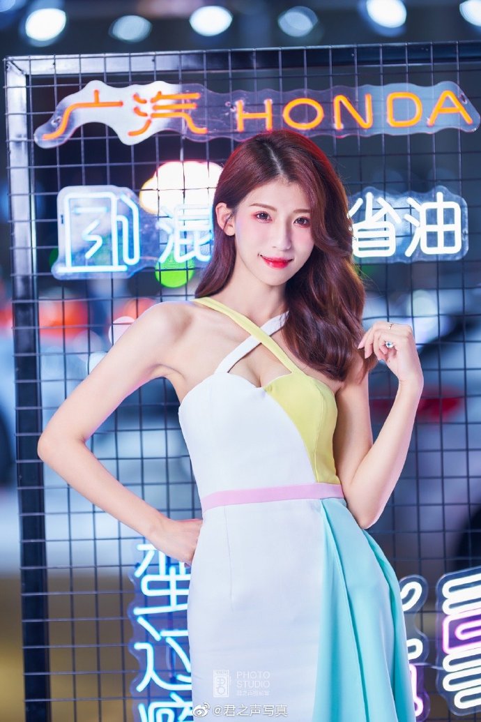 美女车模深沟美乳高跟美腿私拍