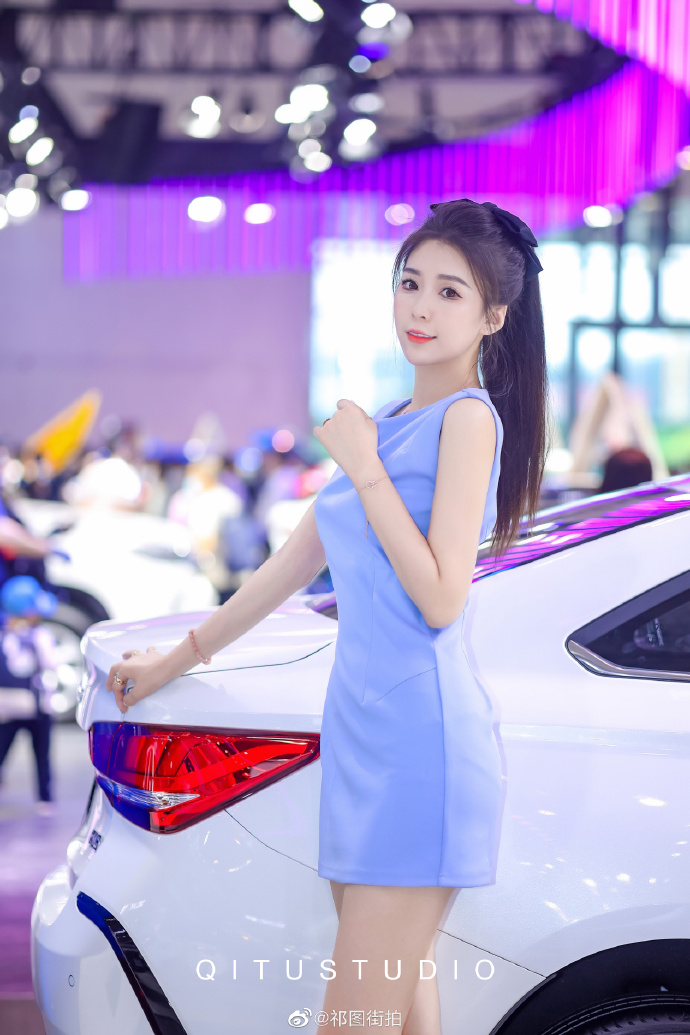 肤白貌美美女车模高跟美腿私拍