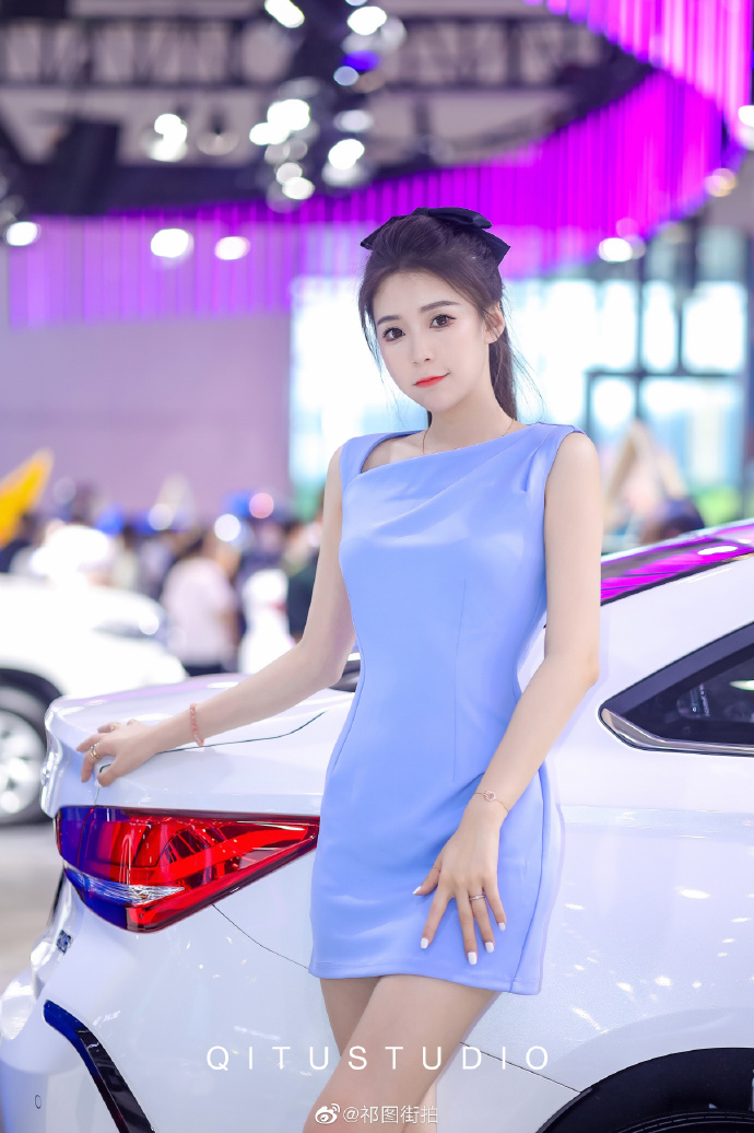 肤白貌美美女车模高跟美腿私拍