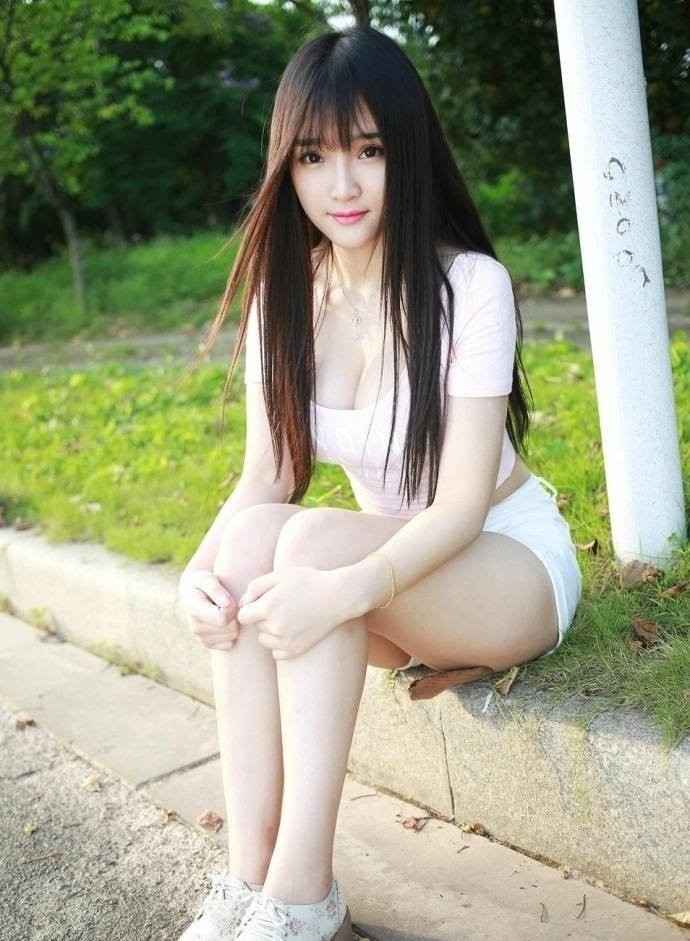 街拍公园美女白嫩酥胸性感美腿套图