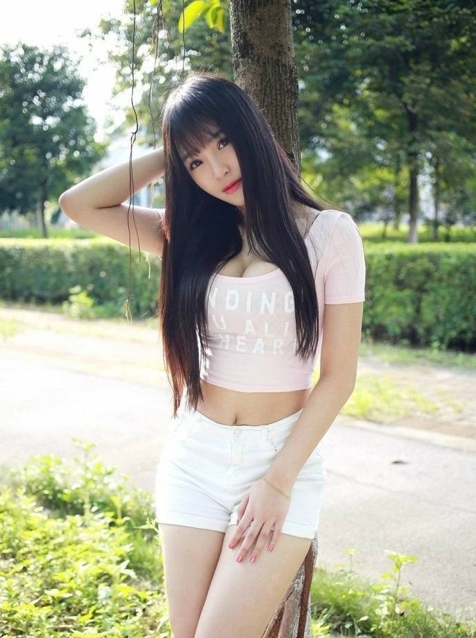 街拍公园美女白嫩酥胸性感美腿套图