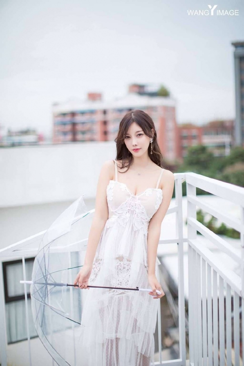 街拍美女杨晨晨低胸透视装套图