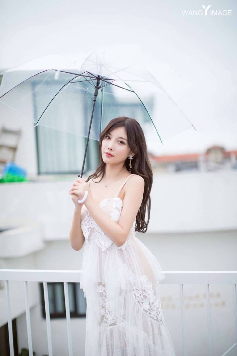 街拍美女杨晨晨低胸透视装套图