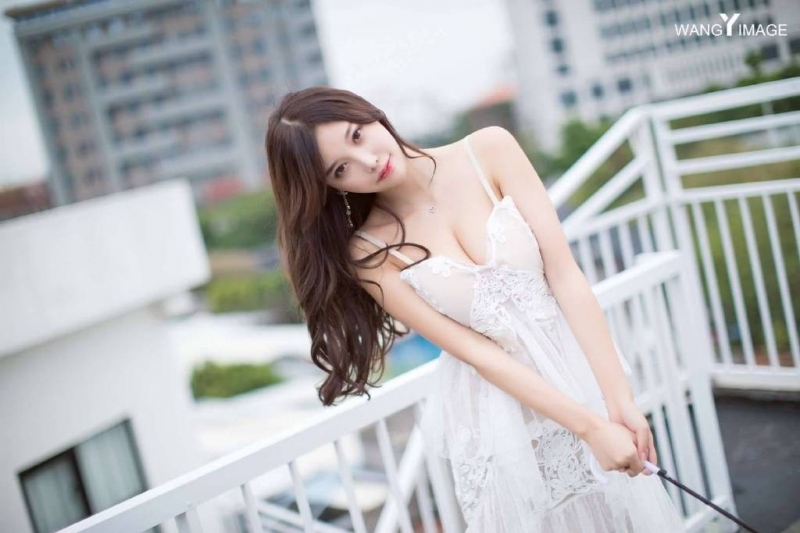 街拍美女杨晨晨低胸透视装套图