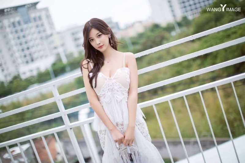 街拍美女杨晨晨低胸透视装套图