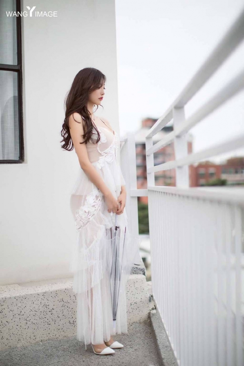 街拍美女杨晨晨低胸透视装套图