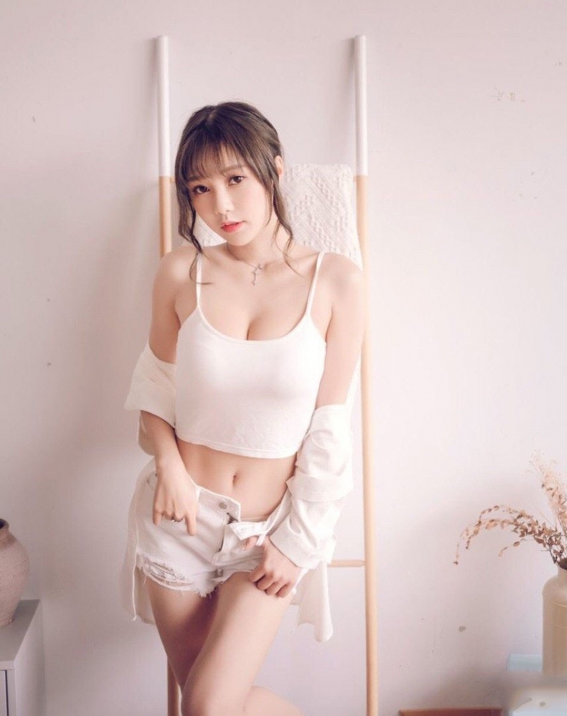 勾魂尤物低胸吊带深沟美乳辣图