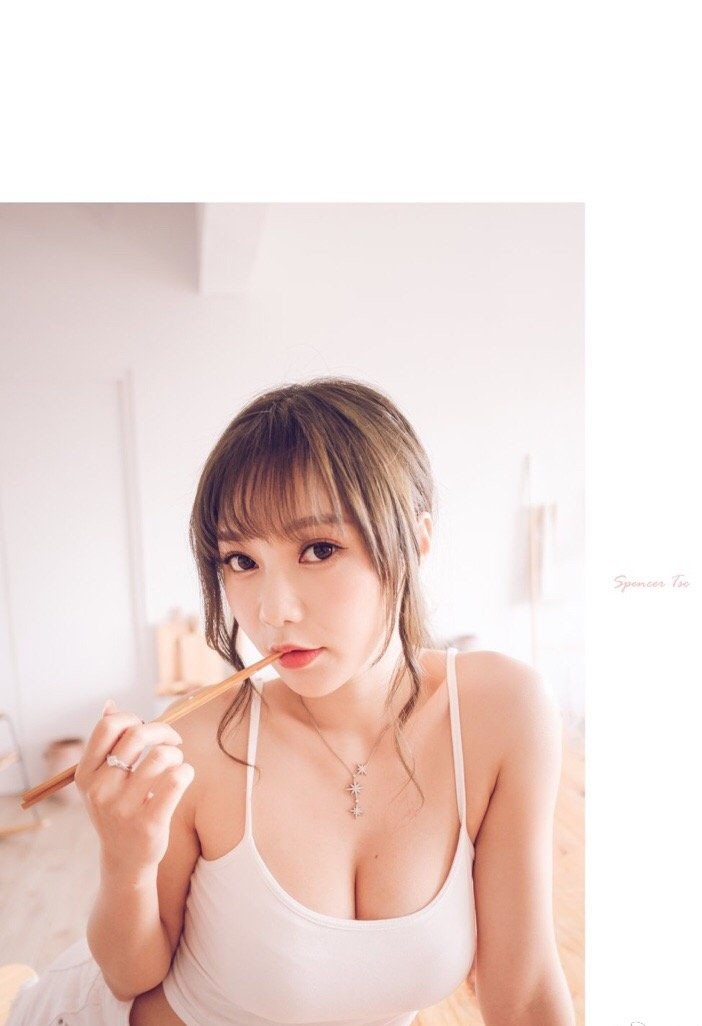 勾魂尤物低胸吊带深沟美乳辣图