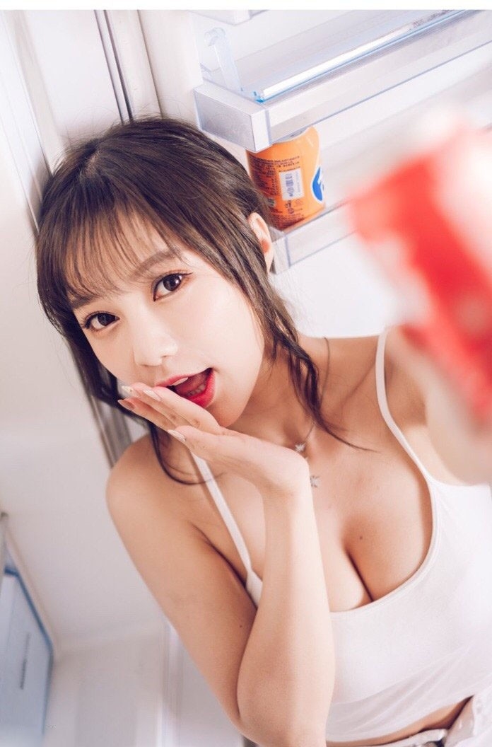 勾魂尤物低胸吊带深沟美乳辣图