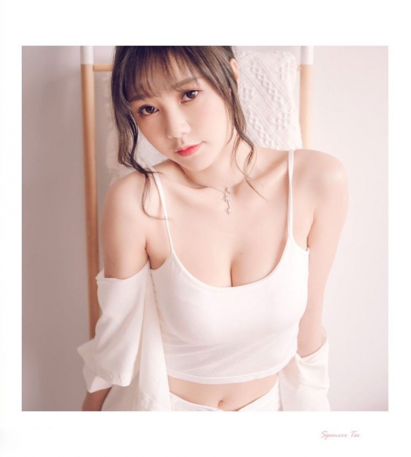 勾魂尤物低胸吊带深沟美乳辣图