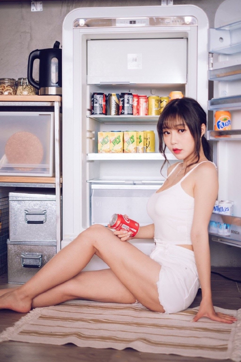 勾魂尤物低胸吊带深沟美乳辣图