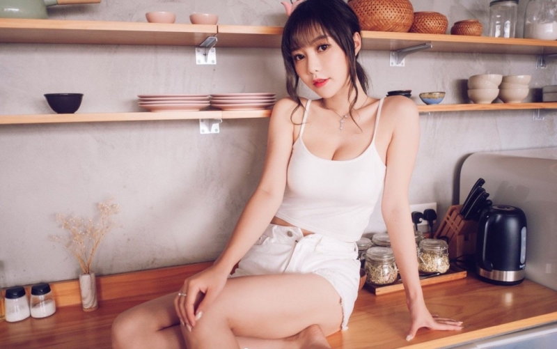 勾魂尤物低胸吊带深沟美乳辣图