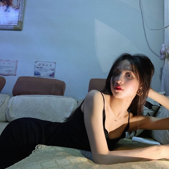 宅男女神吊带睡裙前凸后翘私拍