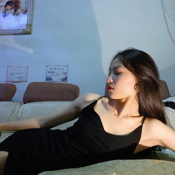 宅男女神吊带睡裙前凸后翘私拍