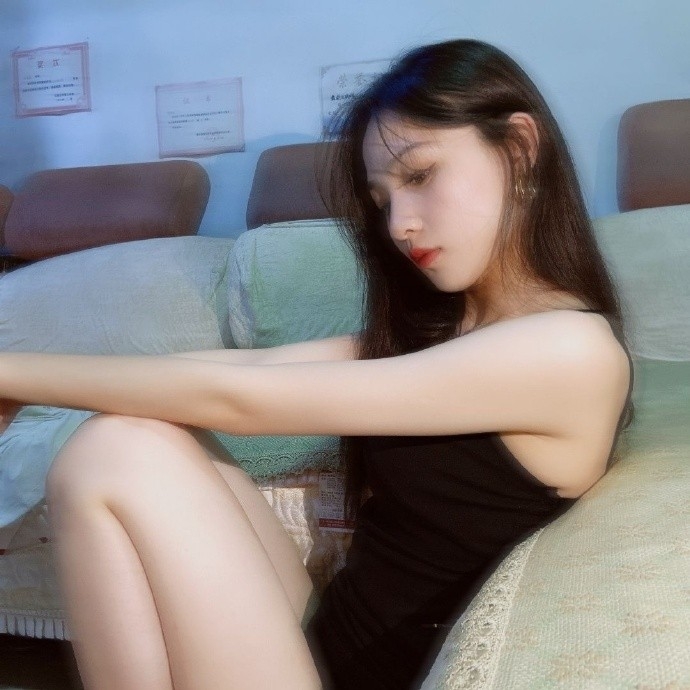 宅男女神吊带睡裙前凸后翘私拍