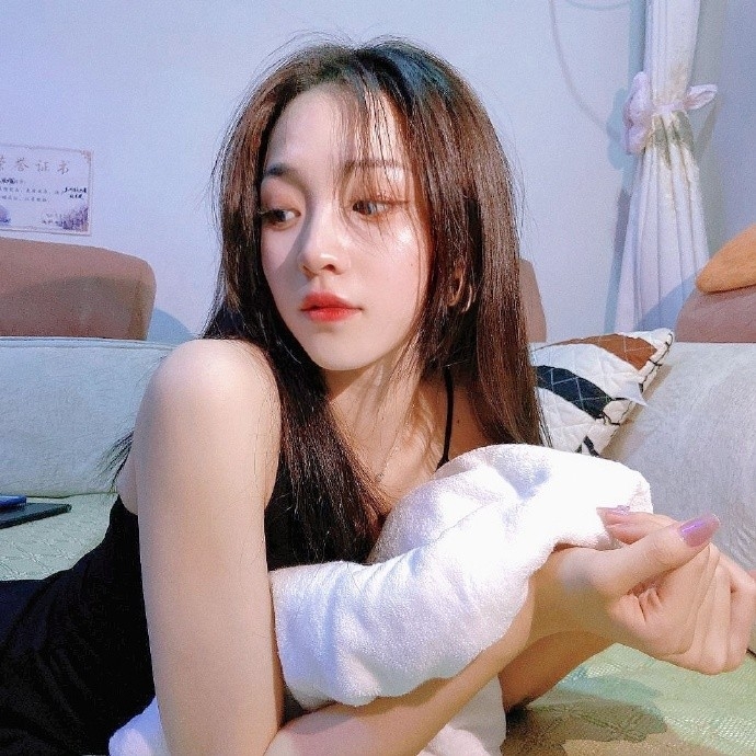 宅男女神吊带睡裙前凸后翘私拍