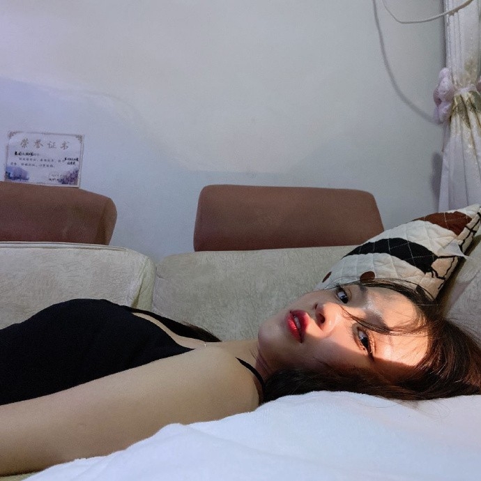 宅男女神吊带睡裙前凸后翘私拍