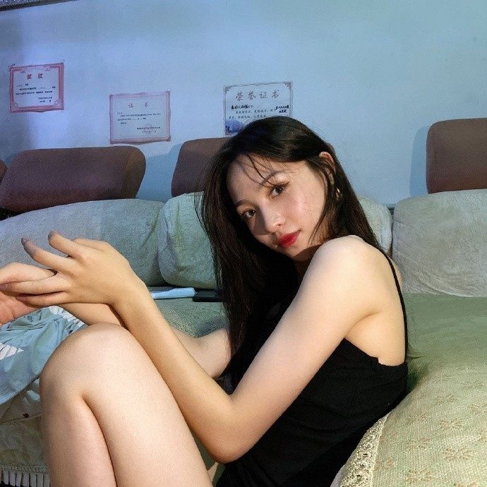 宅男女神吊带睡裙前凸后翘私拍