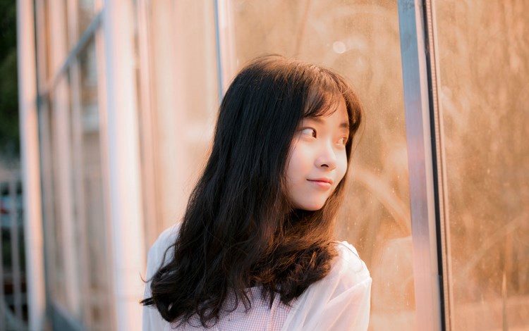 性感熟女低胸短裙酥胸翘臀套图