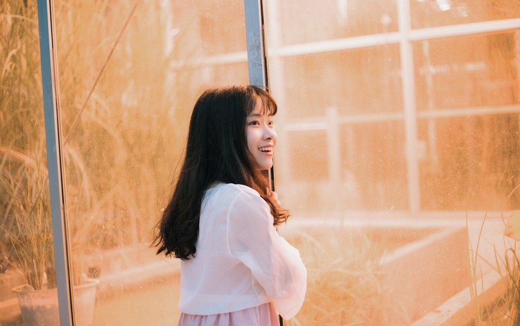 性感熟女低胸短裙酥胸翘臀套图