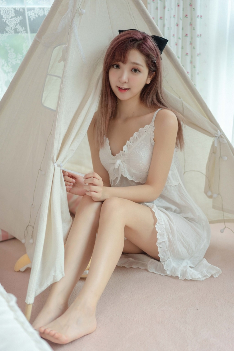 床上美女低胸吊裙性感身材套图