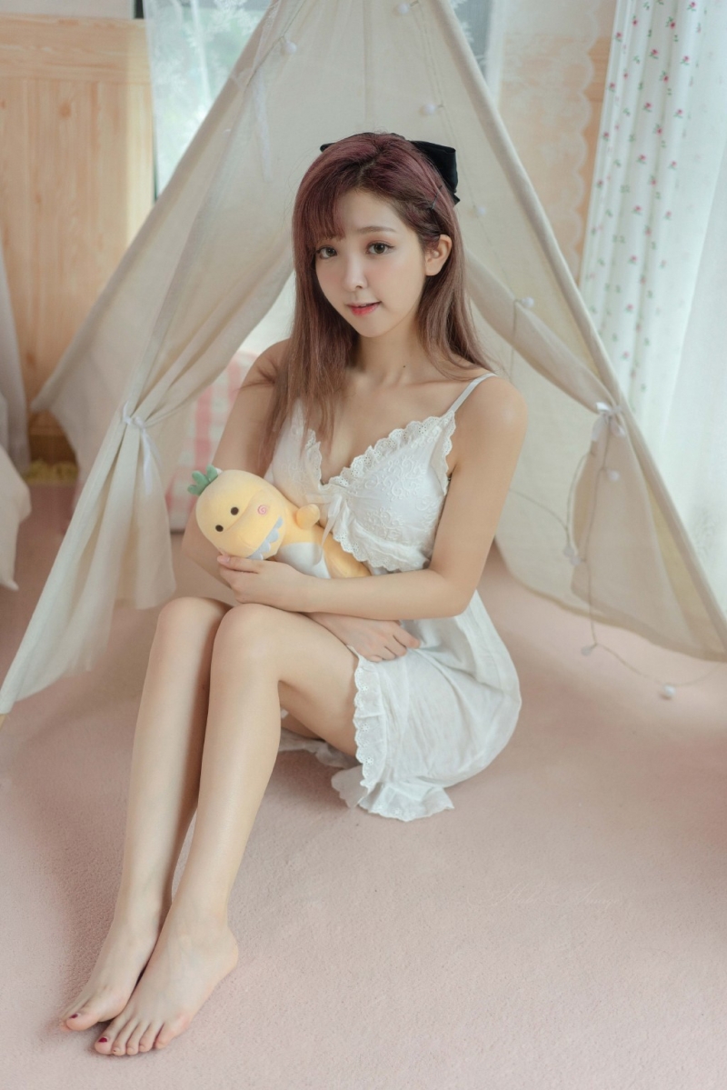 床上美女低胸吊裙性感身材套图