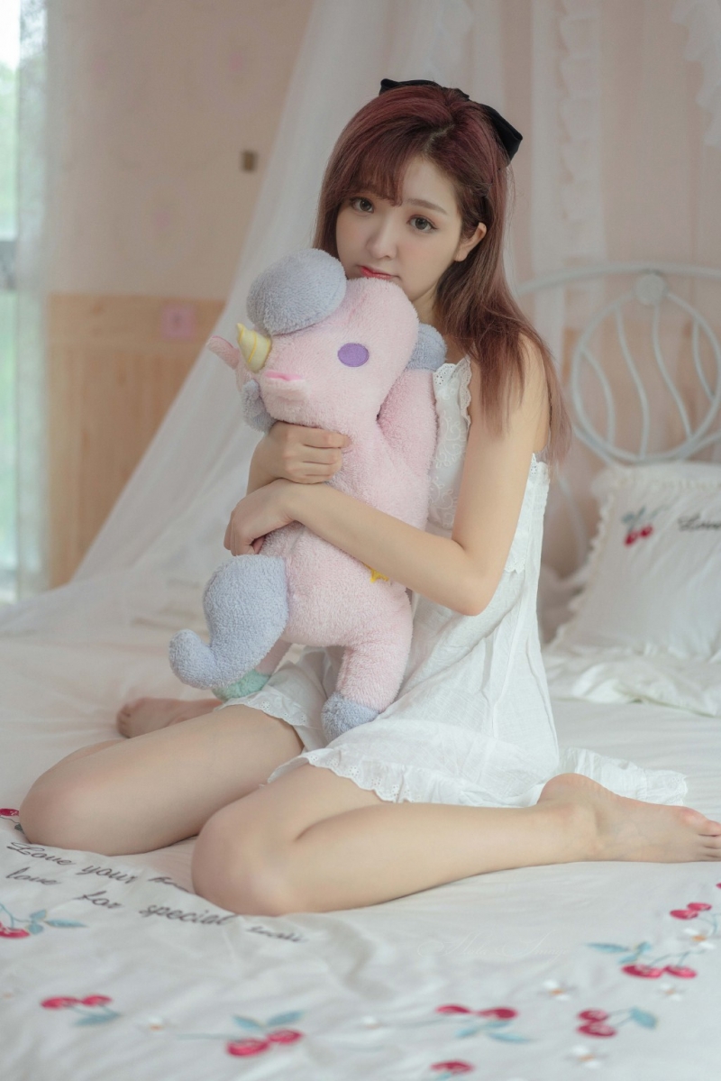 床上美女低胸吊裙性感身材套图